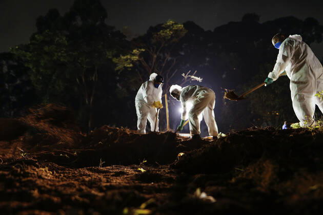 April 3, 2021, Sao Paulo, SP, Brazil: With almost 4 thousand deaths diary by Covid-19 in Brazil, night burials are a reality in the city of Sao Paulo for the exponential death increase. Some cemeteries in the state don t have more space for burials. In the photo gravediggers during a burial in the Vila Formosa cemetery. Sao Paulo Brazil - ZUMAc168 20210403_zap_c168_007 Copyright: xMarceloxChellox