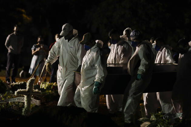 April 3, 2021, Sao Paulo, SP, Brazil: With almost 4 thousand deaths diary by Covid-19 in Brazil, night burials are a reality in the city of Sao Paulo for the exponential death increase. Some cemeteries in the state don t have more space for burials. In the photo gravediggers during a burial in the Vila Formosa cemetery. Sao Paulo Brazil - ZUMAc168 20210403_zap_c168_008 Copyright: xMarceloxChellox