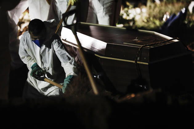 April 3, 2021, Sao Paulo, SP, Brazil: With almost 4 thousand deaths diary by Covid-19 in Brazil, night burials are a reality in the city of Sao Paulo for the exponential death increase. Some cemeteries in the state don t have more space for burials. In the photo gravediggers during a burial in the Vila Formosa cemetery. Sao Paulo Brazil - ZUMAc168 20210403_zap_c168_009 Copyright: xMarceloxChellox