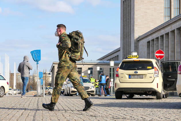 04.04.2021,Ostersonntag,Berlin,Deutschland,GER,Corona-Impfzentrum Messe Berlin (Halle 21) (BioNTech).Ein Bundeswehrsoldat ist vor Ort.
