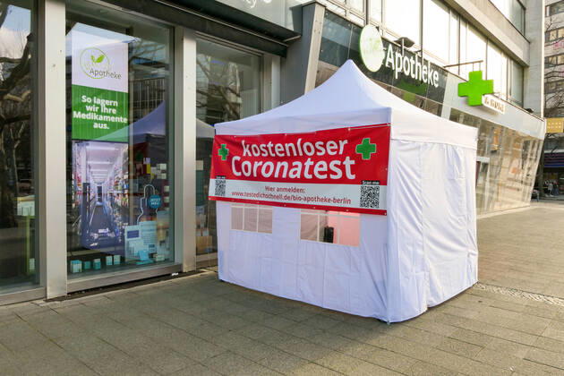 04.04.2021,Ostersonntag,Berlin,Deutschland,GER,Angebot kostenloser Coronatest in einem Zelt vor einer Apotheke am Kurfürstendamm.