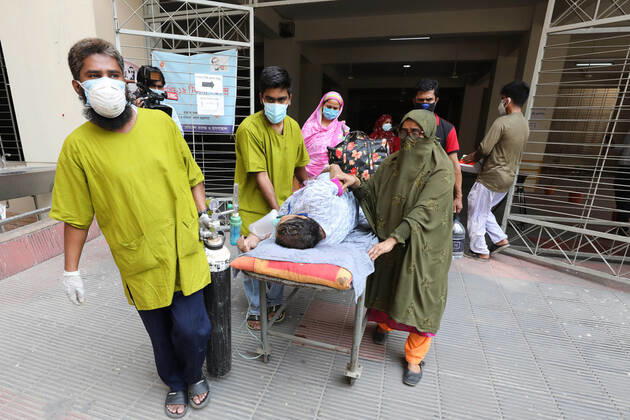 April 4, 2021, Dhaka, Dhaka, Bangladesh: April, 04, 2021 Relatives shift their patient to other hospital after they failed to get ICU in Mugda hospital, Dhaka, Bangladesh Dhaka Bangladesh - ZUMAr338 20210404_zip_r338_007 Copyright: xHarun-Or-Rashidx