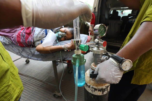 April 4, 2021, Dhaka, Dhaka, Bangladesh: April, 04, 2021 Relatives shift their patient to other hospital after they failed to get ICU in Mugda hospital, Dhaka, Bangladesh Dhaka Bangladesh - ZUMAr338 20210404_zip_r338_008 Copyright: xHarun-Or-Rashidx