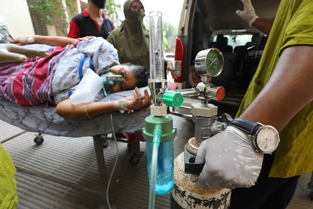 April 4, 2021, Dhaka, Dhaka, Bangladesh: April, 04, 2021 Relatives shift their patient to other hospital after they failed to get ICU in Mugda hospital, Dhaka, Bangladesh Dhaka Bangladesh - ZUMAr338 20210404_zip_r338_009 Copyright: xHarun-Or-Rashidx