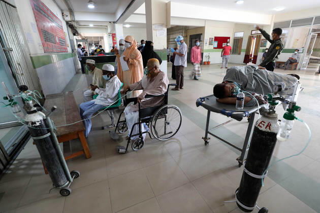 April 4, 2021, Dhaka, Dhaka, Bangladesh: April, 04, 2021 People waiting outside of Emergency ward for treatment with oxygen in Mugda hospital, Dhaka, Bangladesh Dhaka Bangladesh - ZUMAr338 20210404_zip_r338_013 Copyright: xHarun-Or-Rashidx