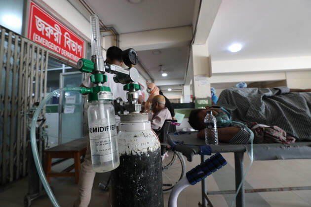 April 4, 2021, Dhaka, Dhaka, Bangladesh: April, 04, 2021 People waiting outside of Emergency ward for treatment with oxygen in Mugda hospital, Dhaka, Bangladesh Dhaka Bangladesh - ZUMAr338 20210404_zip_r338_014 Copyright: xHarun-Or-Rashidx