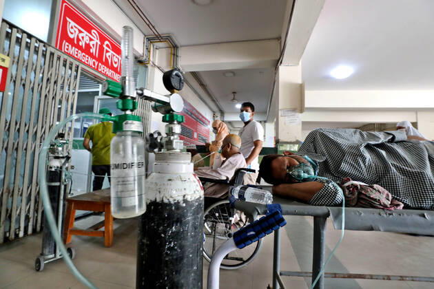 April 4, 2021, Dhaka, Dhaka, Bangladesh: April, 04, 2021 People waiting outside of Emergency ward for treatment with oxygen in Mugda hospital, Dhaka, Bangladesh Dhaka Bangladesh - ZUMAr338 20210404_zip_r338_015 Copyright: xHarun-Or-Rashidx