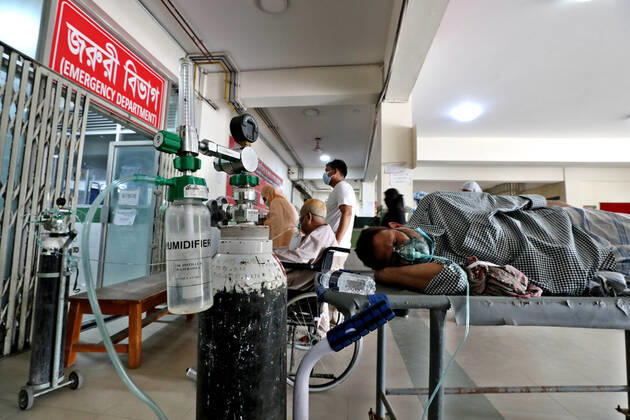 April 4, 2021, Dhaka, Dhaka, Bangladesh: April, 04, 2021 People waiting outside of Emergency ward for treatment with oxygen in Mugda hospital, Dhaka, Bangladesh Dhaka Bangladesh - ZUMAr338 20210404_zip_r338_016 Copyright: xHarun-Or-Rashidx