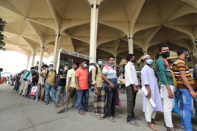 April 4, 2021, Dhaka, Dhaka, Bangladesh: April, 04, 2021 People wait for Ticket as they leaving the capital city during the lockdown following the COVID-19 coronavirus outbreak in Dhaka, Bangladesh Dhaka Bangladesh - ZUMAr338 20210404_zip_r338_018 Copyright: xHarun-Or-Rashidx