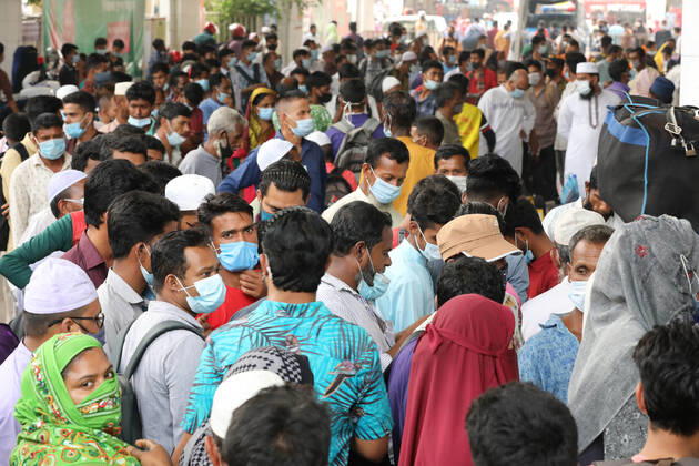 April 4, 2021, Dhaka, Dhaka, Bangladesh: April, 04, 2021 People wait for Ticket as they leaving the capital city during the lockdown following the COVID-19 coronavirus outbreak in Dhaka, Bangladesh Dhaka Bangladesh - ZUMAr338 20210404_zip_r338_021 Copyright: xHarun-Or-Rashidx