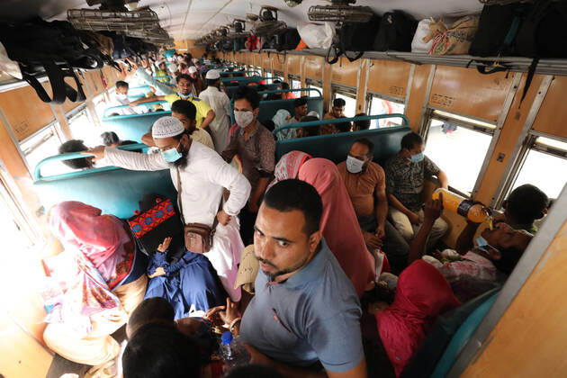 April 4, 2021, Dhaka, Dhaka, Bangladesh: April, 04, 2021 People leaving the capital city during lockdown without social distancing and mask, Dhaka, Bangladesh Dhaka Bangladesh - ZUMAr338 20210404_zip_r338_025 Copyright: xHarun-Or-Rashidx