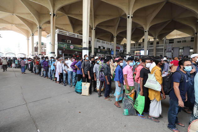 April 4, 2021, Dhaka, Dhaka, Bangladesh: April, 04, 2021 People wait for Ticket as they leaving the capital city during the lockdown following the COVID-19 coronavirus outbreak in Dhaka, Bangladesh Dhaka Bangladesh - ZUMAr338 20210404_zip_r338_026 Copyright: xHarun-Or-Rashidx