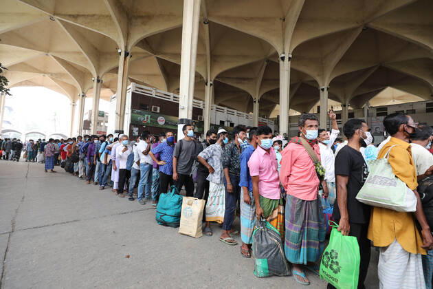 April 4, 2021, Dhaka, Dhaka, Bangladesh: April, 04, 2021 People wait for Ticket as they leaving the capital city during the lockdown following the COVID-19 coronavirus outbreak in Dhaka, Bangladesh Dhaka Bangladesh - ZUMAr338 20210404_zip_r338_027 Copyright: xHarun-Or-Rashidx