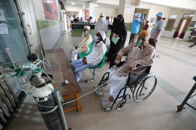 April 4, 2021, Dhaka, Dhaka, Bangladesh: April, 04, 2021 People waiting outside of Emergency ward for treatment with oxygen in Mugda hospital, Dhaka, Bangladesh Dhaka Bangladesh - ZUMAr338 20210404_zip_r338_012 Copyright: xHarun-Or-Rashidx