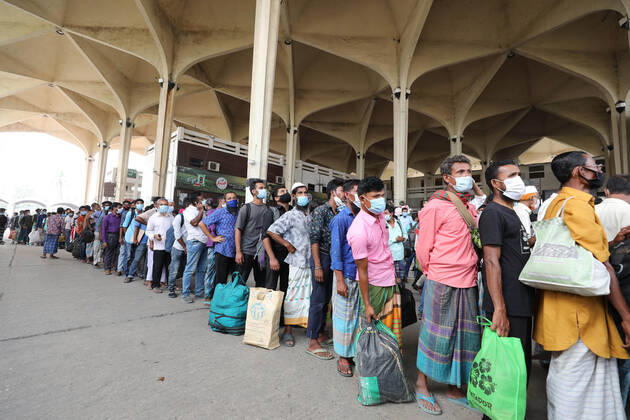 April 4, 2021, Dhaka, Dhaka, Bangladesh: April, 04, 2021 People wait for Ticket as they leaving the capital city during the lockdown following the COVID-19 coronavirus outbreak in Dhaka, Bangladesh Dhaka Bangladesh - ZUMAr338 20210404_zip_r338_028 Copyright: xHarun-Or-Rashidx