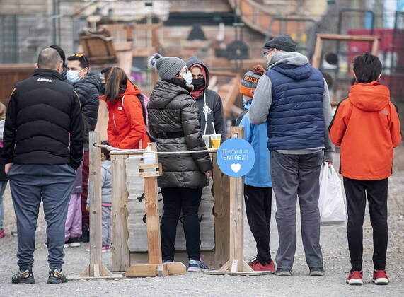 April 4, 2021, Montreal, PQ, Canada: People wear face masks as they wait to enter an attraction in the Old Port in Montreal, Sunday, April 4, 2021. Montreal Canada - ZUMAc35_ 20210404_zaf_c35_036 Copyright: xGrahamxHughesx