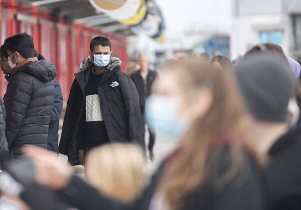 April 4, 2021, Montreal, PQ, Canada: People wear face masks as they browse at an outdoor boutique in the Old Port in Montreal, Sunday, April 4, 2021. Montreal Canada - ZUMAc35_ 20210404_zaf_c35_043 Copyright: xGrahamxHughesx