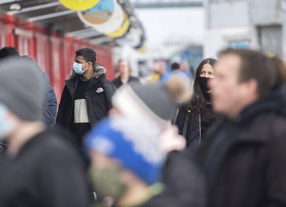April 4, 2021, Montreal, PQ, Canada: People wear face masks as they browse at an outdoor boutique in the Old Port in Montreal, Sunday, April 4, 2021. Montreal Canada - ZUMAc35_ 20210404_zaf_c35_044 Copyright: xGrahamxHughesx