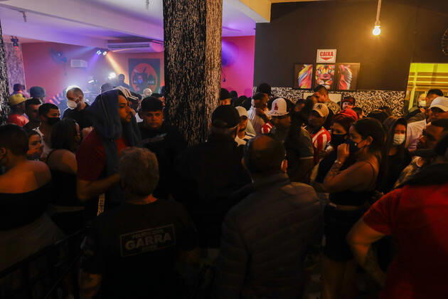 April 4, 2021, Sao Paulo, SP, Brazil: April 4, 2021, Sao Paulo, SP, Brazil: Sao Paulo s government task force did close a clandestine house party south zone of the city. A state decree prohibits non-essential services open during the Covid-19 outbreak fight. About 130 person was in local without protection mask. Sao Paulo Brazil - ZUMAc168 20210404_zap_c168_001 Copyright: xMarceloxChellox