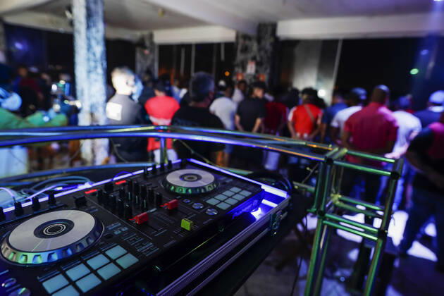 April 4, 2021, Sao Paulo, SP, Brazil: April 4, 2021, Sao Paulo, SP, Brazil: Sao Paulo s government task force did close a clandestine house party south zone of the city. A state decree prohibits non-essential services open during the Covid-19 outbreak fight. About 130 person was in local without protection mask. Sao Paulo Brazil - ZUMAc168 20210404_zap_c168_002 Copyright: xMarceloxChellox