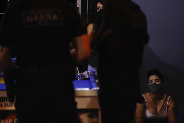 April 4, 2021, Sao Paulo, SP, Brazil: April 4, 2021, Sao Paulo, SP, Brazil: Sao Paulo s government task force did close a clandestine house party south zone of the city. A state decree prohibits non-essential services open during the Covid-19 outbreak fight. About 130 person was in local without protection mask. Sao Paulo Brazil - ZUMAc168 20210404_zap_c168_005 Copyright: xMarceloxChellox
