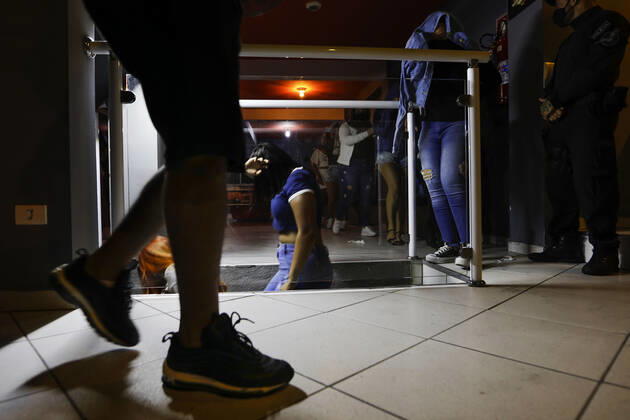 April 4, 2021, Sao Paulo, SP, Brazil: April 4, 2021, Sao Paulo, SP, Brazil: Sao Paulo s government task force did close a clandestine house party south zone of the city. A state decree prohibits non-essential services open during the Covid-19 outbreak fight. About 130 person was in local without protection mask. Sao Paulo Brazil - ZUMAc168 20210404_zap_c168_006 Copyright: xMarceloxChellox