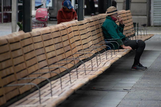 April 4, 2021, Santiago, Metropolitana, Chile: A man smokes a cigar on an empty bench in downtown Santiago, amid the total quarantine decreed last week for the Metropolitan Region. Santiago Chile - ZUMAb332 20210404_zip_b332_021 Copyright: xMatiasxBasualdox