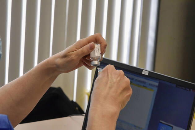A health professional holds a vial with the vaccine against Covid-19, at a vaccination point in the Faculty of Geography and History of the University of Barcelona (UB), on April 4, 2021, in Barcelona, Catalonia (Spain). Catalonia has surpassed this Sunday the million people vaccinated with first doses against Covid-19, reaching a total of 1,010,874, reported the Ministry of Health of the Generalitat through its website. 04 APRIL 2021;COVID-19;UB;BARCELONA;CATALONIA;CATALUNYA David Oller LagenciaEP 04 04 2021 BARCELONA, CATALONIA BARCELONA, CATALONIA Spain Copyright: xDavidxOllerx 3631598