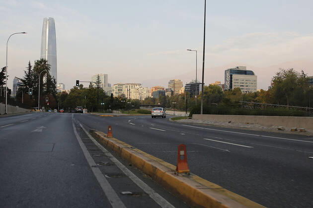 Santiago, 4 April 2021 Low activity in streets and parks of the capital during the quarantine by coronavirus This Monday begin the new measures against the pandemic, curfew at 21 hours and restricted travel permits Marcelo Hernandez Atonchile, Santiago Chile Aton 499676 Copyright: MARCELOxHERNANDEZ ATONCHILE