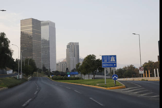 Santiago, 4 April 2021 Low activity in streets and parks of the capital during the quarantine by coronavirus This Monday begin the new measures against the pandemic, curfew at 21 hours and restricted travel permits Marcelo Hernandez Atonchile, Santiago Chile Aton 499677 Copyright: MARCELOxHERNANDEZ ATONCHILE