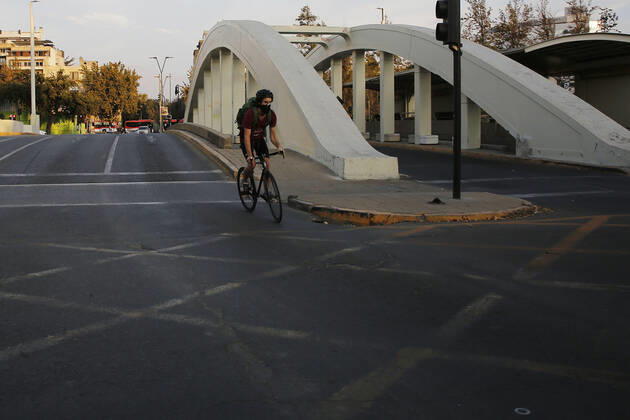 Santiago, 4 April 2021 Low activity in streets and parks of the capital during the quarantine by coronavirus This Monday begin the new measures against the pandemic, curfew at 21 hours and restricted travel permits Marcelo Hernandez Atonchile, Santiago Chile Aton 499678 Copyright: MARCELOxHERNANDEZ ATONCHILE