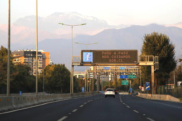 Santiago, 4 April 2021 Low activity in streets and parks of the capital during the quarantine by coronavirus This Monday begin the new measures against the pandemic, curfew at 21 hours and restricted travel permits Marcelo Hernandez Atonchile, Santiago Chile Aton 499670 Copyright: MARCELOxHERNANDEZ ATONCHILE