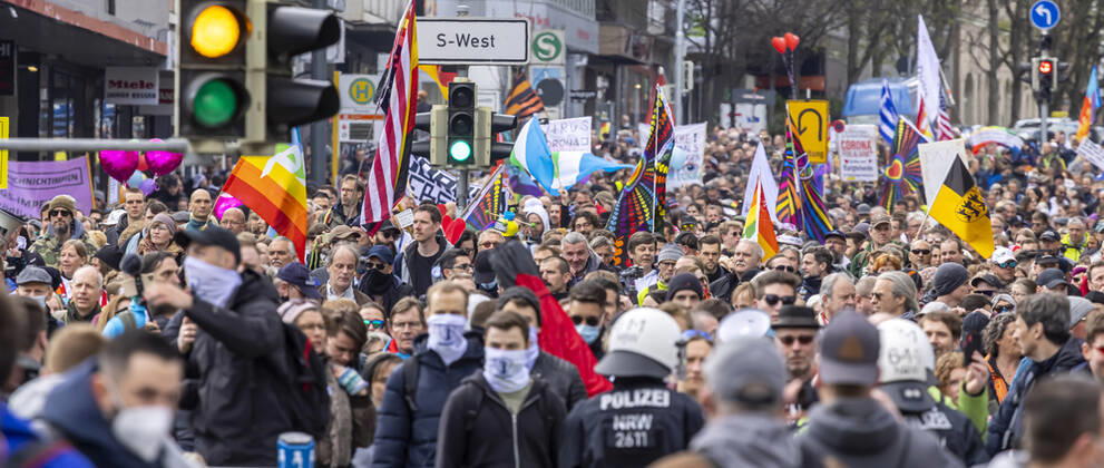 Querdenker und andere Gegner der Pandemie-Einschränkungen haben in Stuttgart ohne Abstand und meist ohne Schutzmaske demonstriert. Mindestens vier Demos mit 2500 Teilnehmern waren angemeldet, gekommen waren aber weit mehr. Hier der Zug der Demonstranten durch die Innenstadt über die B10 B14 zum offiziellen Versammlungsort, dem Cannstatter Wasen. Masken Fehlanzeige. Bis auf ein paar Herren vom sogenannten Heimatschutz. 03.04.2021: Europa, DEU, Deutschland, Baden-Württemberg, Stuttgart.