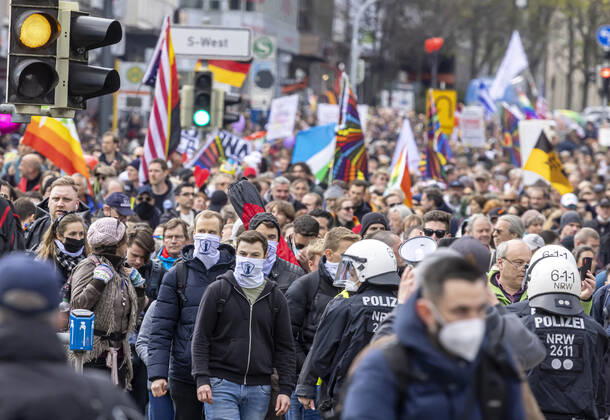 Querdenker und andere Gegner der Pandemie-Einschränkungen haben in Stuttgart ohne Abstand und meist ohne Schutzmaske demonstriert. Nur drei Kameraden vom selbsternannten Heimatschutz trugen korrekt Masken. Mindestens vier Demos mit 2500 Teilnehmern waren angemeldet, gekommen waren aber weit mehr. Hier der Zug der Demonstranten durch die Innenstadt über die B10 B14 zum offiziellen Versammlungsort, dem Cannstatter Wasen. 03.04.2021: Europa, DEU, Deutschland, Baden-Württemberg, Stuttgart.