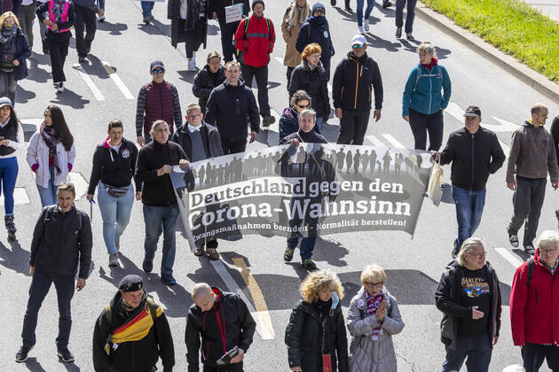 Querdenker und andere Gegner der Pandemie-Einschränkungen haben in Stuttgart ohne Abstand und meist ohne Schutzmaske demonstriert. Mindestens vier Demos mit 2500 Teilnehmern waren angemeldet, gekommen waren aber weit mehr. Hier der Zug der Demonstranten durch die Innenstadt über die B10 B14 zum offiziellen Versammlungsort, dem Cannstatter Wasen. 03.04.2021: Europa, DEU, Deutschland, Baden-Württemberg, Stuttgart.