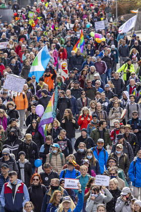 Querdenker und andere Gegner der Pandemie-Einschränkungen haben in Stuttgart ohne Abstand und meist ohne Schutzmaske demonstriert. Mindestens vier Demos mit 2500 Teilnehmern waren angemeldet, gekommen waren aber weit mehr. Hier der Zug der Demonstranten durch die Innenstadt über die B10 B14 zum offiziellen Versammlungsort, dem Cannstatter Wasen. 03.04.2021: Europa, DEU, Deutschland, Baden-Württemberg, Stuttgart.