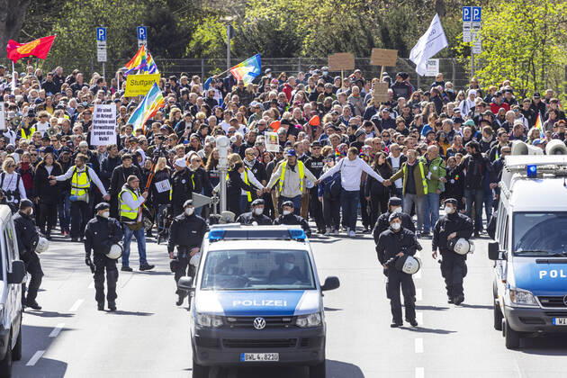 Querdenker und andere Gegner der Pandemie-Einschränkungen haben in Stuttgart ohne Abstand und meist ohne Schutzmaske demonstriert. Mindestens vier Demos mit 2500 Teilnehmern waren angemeldet, gekommen waren aber weit mehr. Hier der Zug der Demonstranten durch die Innenstadt über die B10 B14 zum offiziellen Versammlungsort, dem Cannstatter Wasen. 03.04.2021: Europa, DEU, Deutschland, Baden-Württemberg, Stuttgart.