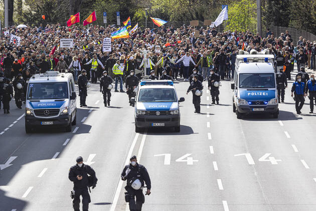 Querdenker und andere Gegner der Pandemie-Einschränkungen haben in Stuttgart ohne Abstand und weitgehend ohne Schutzmaske demonstriert. Mindestens vier Demos mit 2500 Teilnehmern waren angemeldet, gekommen waren aber weit mehr. Hier der Zug der Demonstranten durch die Innenstadt über die B10 B14 zum offiziellen Versammlungsort, dem Cannstatter Wasen. 03.04.2021: Europa, DEU, Deutschland, Baden-Württemberg, Stuttgart.