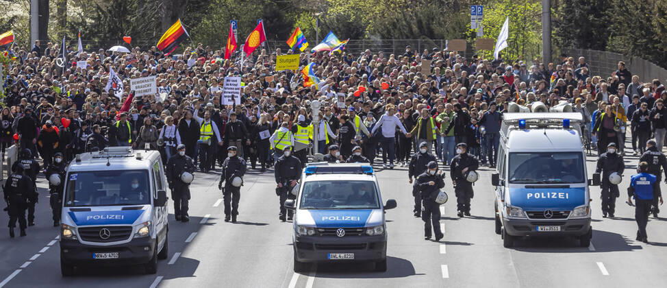Querdenker und andere Gegner der Pandemie-Einschränkungen haben in Stuttgart ohne Abstand und weitgehend ohne Schutzmaske demonstriert. Mindestens vier Demos mit 2500 Teilnehmern waren angemeldet, gekommen waren aber weit mehr. 03.04.2021: Europa, DEU, Deutschland, Baden-Württemberg, Stuttgart.