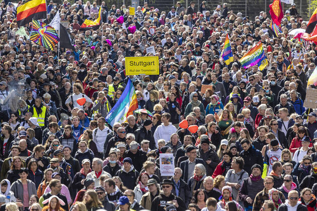 Querdenker und andere Gegner der Pandemie-Einschränkungen haben in Stuttgart ohne Abstand und meist ohne Schutzmaske demonstriert. Mindestens vier Demos mit 2500 Teilnehmern waren angemeldet, gekommen waren aber weit mehr. Hier der Zug der Demonstranten durch die Innenstadt über die B10 B14 zum offiziellen Versammlungsort, dem Cannstatter Wasen. 03.04.2021: Europa, DEU, Deutschland, Baden-Württemberg, Stuttgart.