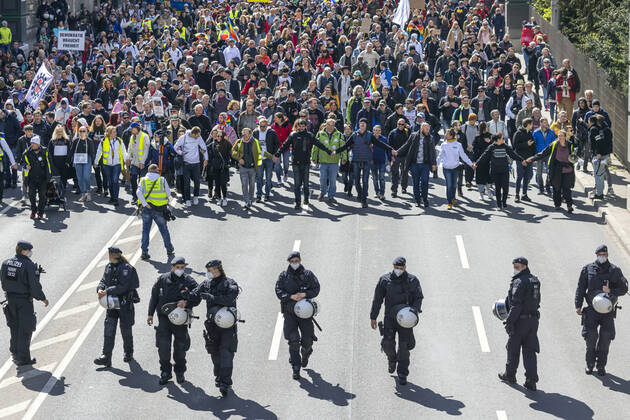 Querdenker und andere Gegner der Pandemie-Einschränkungen haben in Stuttgart ohne Abstand und weitgehend ohne Schutzmaske demonstriert. Mindestens vier Demos mit 2500 Teilnehmern waren angemeldet, gekommen waren aber weit mehr. 03.04.2021: Europa, DEU, Deutschland, Baden-Württemberg, Stuttgart.