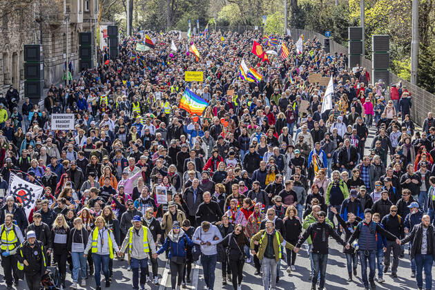 Querdenker und andere Gegner der Pandemie-Einschränkungen haben in Stuttgart ohne Abstand und meist ohne Schutzmaske demonstriert. Mindestens vier Demos mit 2500 Teilnehmern waren angemeldet, gekommen waren aber weit mehr. Hier der Zug der Demonstranten durch die Innenstadt über die B10 B14 zum offiziellen Versammlungsort, dem Cannstatter Wasen. 03.04.2021: Europa, DEU, Deutschland, Baden-Württemberg, Stuttgart.