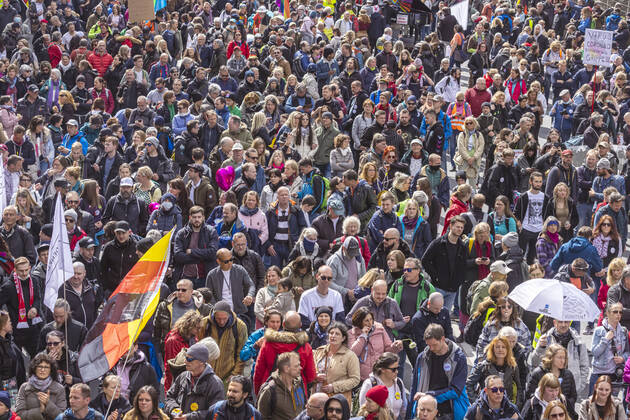 Querdenker und andere Gegner der Pandemie-Einschränkungen haben in Stuttgart ohne Abstand und weitgehend ohne Schutzmaske demonstriert. Mindestens vier Demos mit 2500 Teilnehmern waren angemeldet, gekommen waren aber weit mehr. 03.04.2021: Europa, DEU, Deutschland, Baden-Württemberg, Stuttgart.