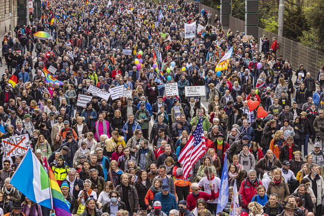 Querdenker und andere Gegner der Pandemie-Einschränkungen haben in Stuttgart ohne Abstand und weitgehend ohne Schutzmaske demonstriert. Mindestens vier Demos mit 2500 Teilnehmern waren angemeldet, gekommen waren aber weit mehr. 03.04.2021: Europa, DEU, Deutschland, Baden-Württemberg, Stuttgart.