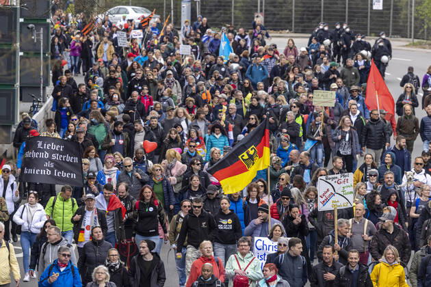 Querdenker und andere Gegner der Pandemie-Einschränkungen haben in Stuttgart ohne Abstand und weitgehend ohne Schutzmaske demonstriert. Mindestens vier Demos mit 2500 Teilnehmern waren angemeldet, gekommen waren aber weit mehr. Hier der Zug der Demonstranten durch die Innenstadt über die B10 B14 zum offiziellen Versammlungsort, dem Cannstatter Wasen. 03.04.2021: Europa, DEU, Deutschland, Baden-Württemberg, Stuttgart.