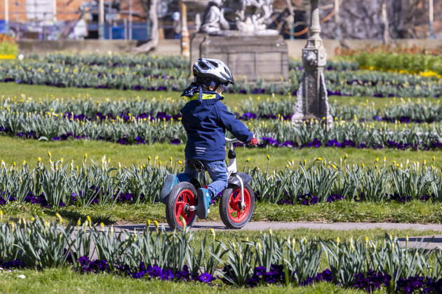 Kleinkind mit Laufrad. 05.04.2021: DEU, Deutschland, Baden-Württemberg, Stuttgart.