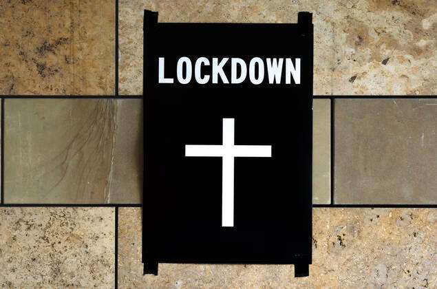 Plakat Totenkreuz auf Mauer, Lockdown, Shutdown, Corona-Krise, Stuttgart, Baden-Württemberg, Deutschland Coronavirus