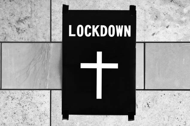 Plakat Totenkreuz auf Mauer, Lockdown, Shutdown, Corona-Krise, Stuttgart, Baden-Württemberg, Deutschland Coronavirus