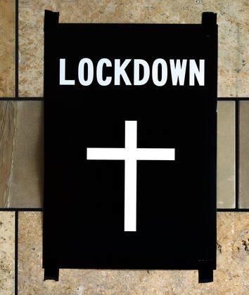 Plakat Totenkreuz auf Mauer, Lockdown, Shutdown, Corona-Krise, Stuttgart, Baden-Württemberg, Deutschland Coronavirus