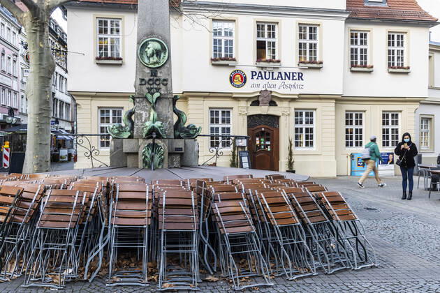 Biergarten in Stuttgart. Geschlossen wegen Corona-Pandemie. Europa, DEU, Deutschland, Baden-Württemberg, Stuttgart.